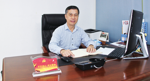 黄文青会长照片.jpg